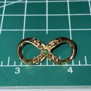 Hattie Carnegie Signed Gold Tone Infinity Pin Brooch Green Stone Vintage